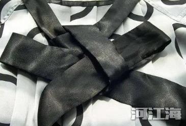 大方丝巾的18种系法 把大方丝巾搭配好