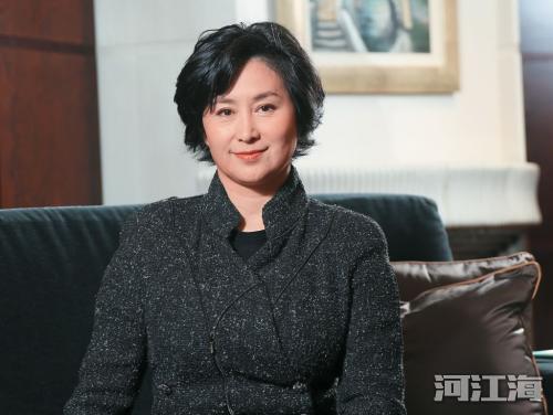 何超琼年轻时照片和李嘉欣谁漂亮 何超琼有孩子吗坠马不能生育